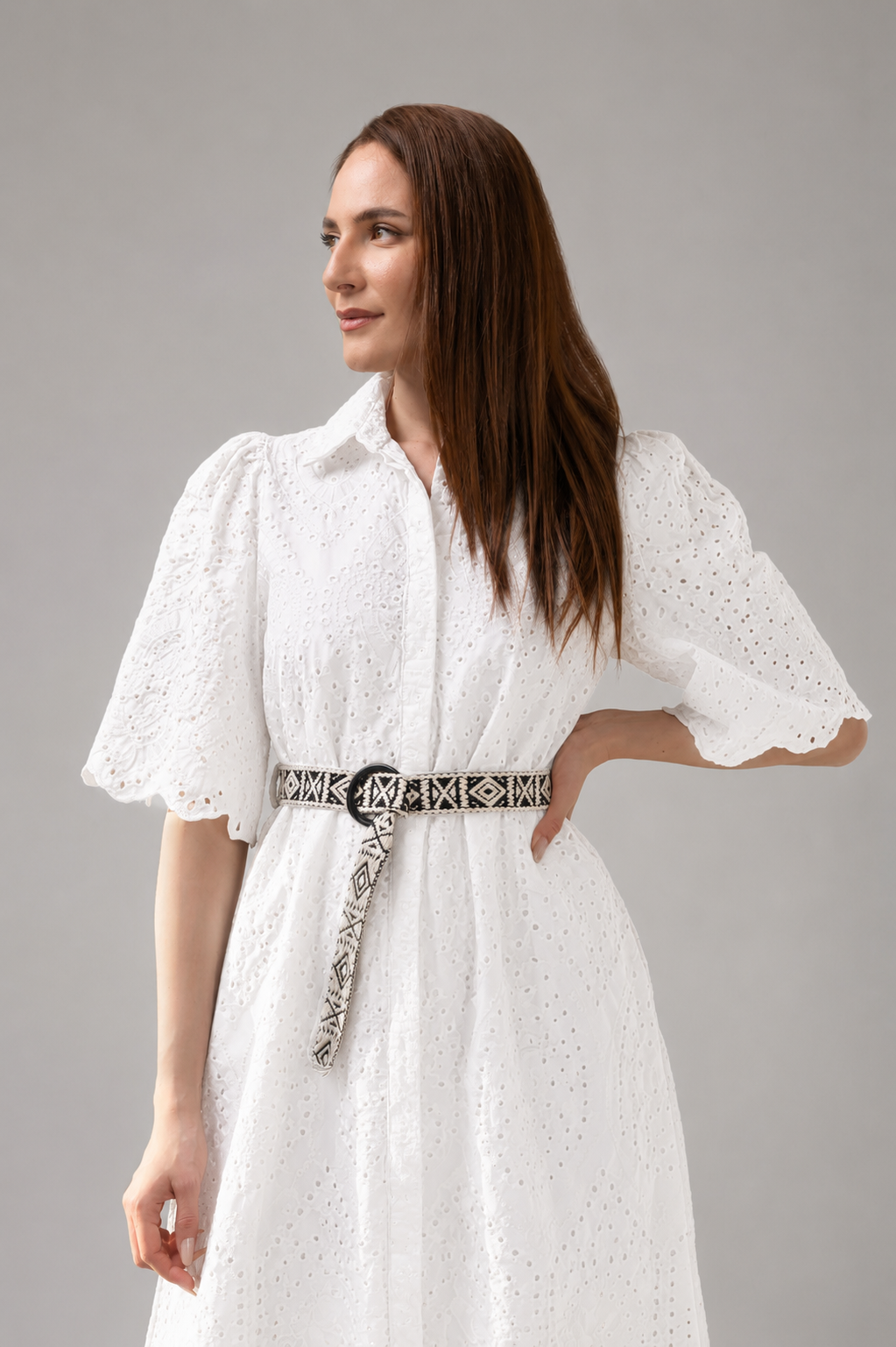 Incarca imaginea in galerie, Rochie midi albă  din dantelă brodată cu mâneci ample și cordon decorativă