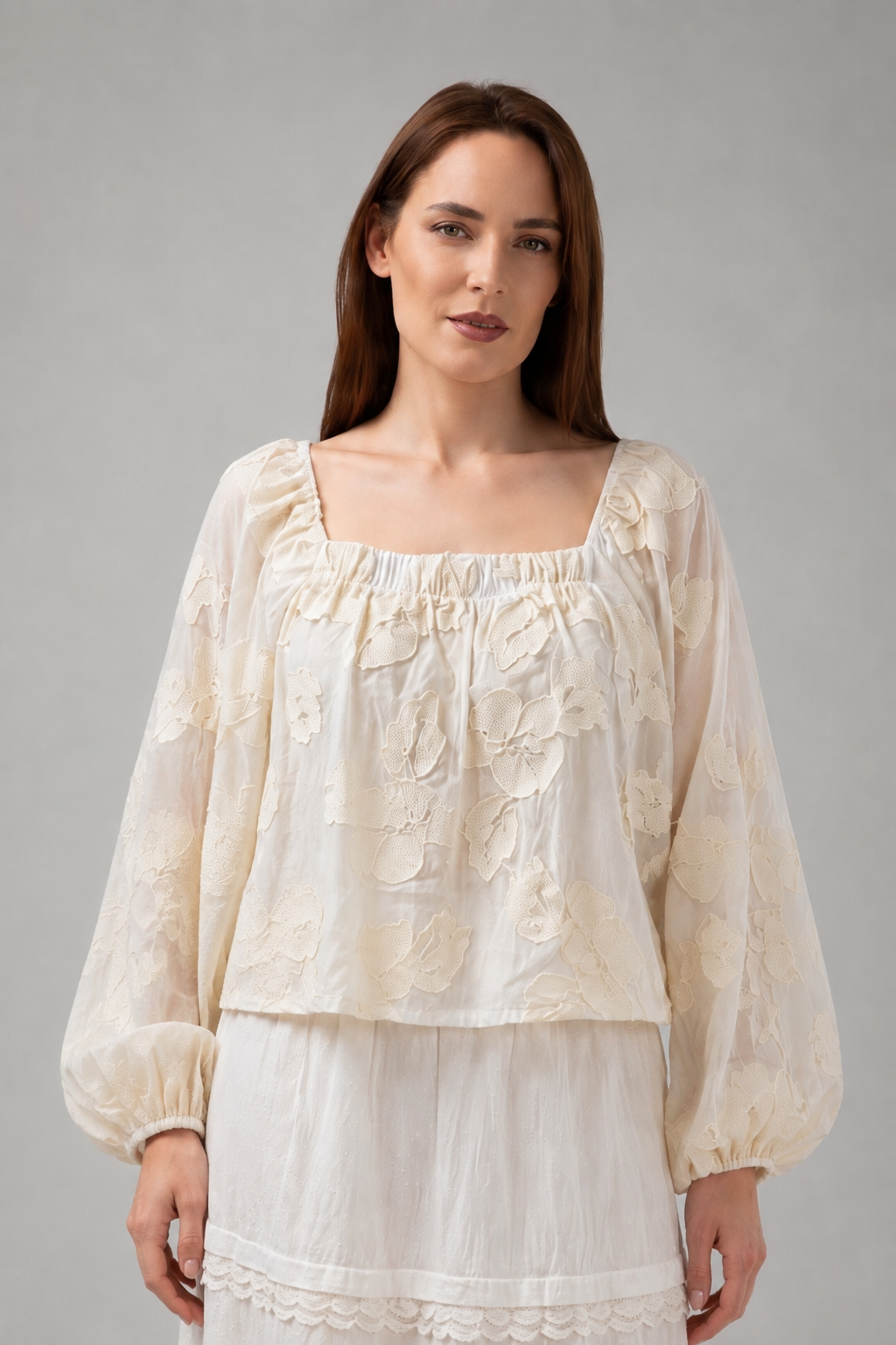 Incarca imaginea in galerie, Bluză Ivory cu Broderie Florală și Mâneci Bufante