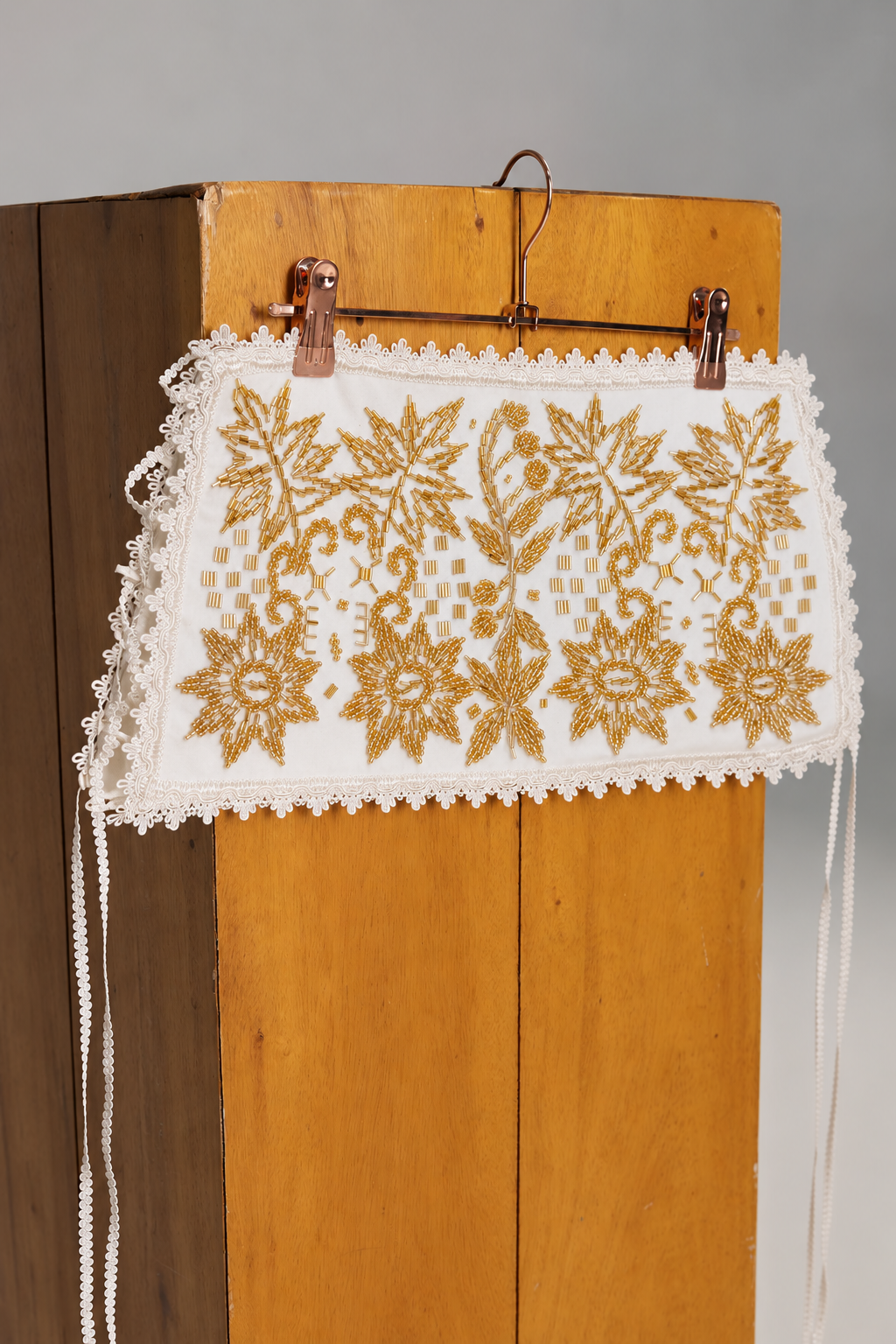 Load image into Gallery viewer, Velvet belt with silver beads