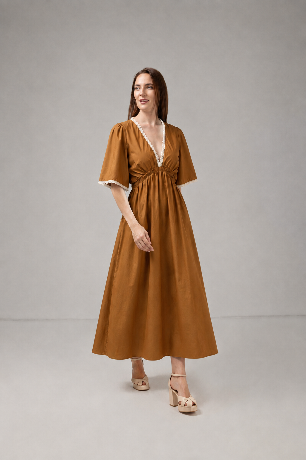 Incarca imaginea in galerie, Rochie Lungă Caramel cu Decolteu în V și Detalii din Dantelă
