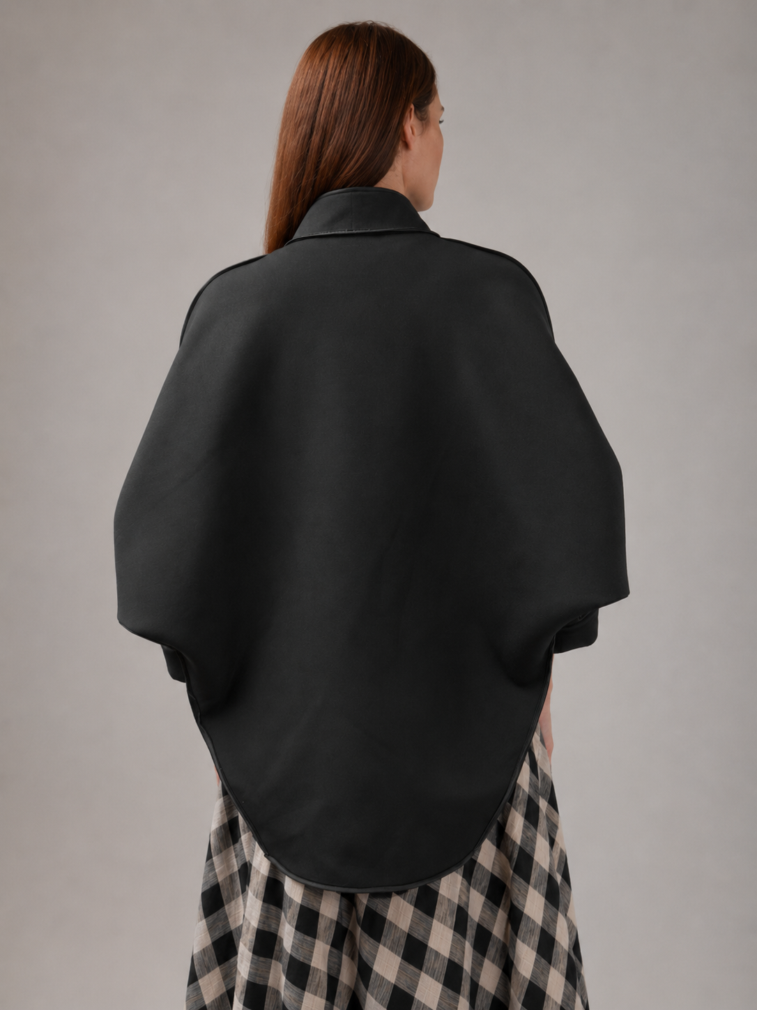 Incarca imaginea in galerie, Jachetă Neagră Oversized din Neopren cu Croială Asimetrică