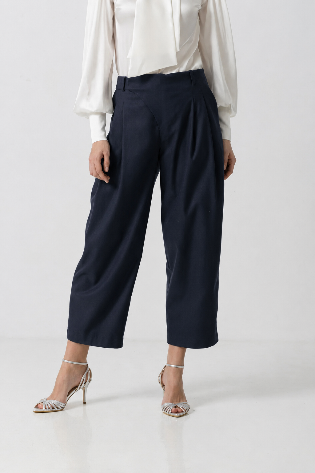 Incarca imaginea in galerie, Pantaloni eleganți din stofă bleumarin cu design petrecut