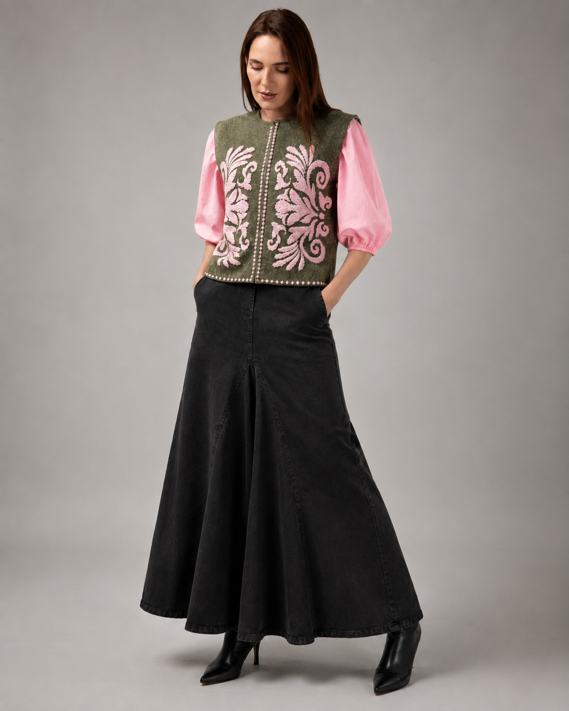 Load image into Gallery viewer, Dark green cotton shirt dress with macrame applications