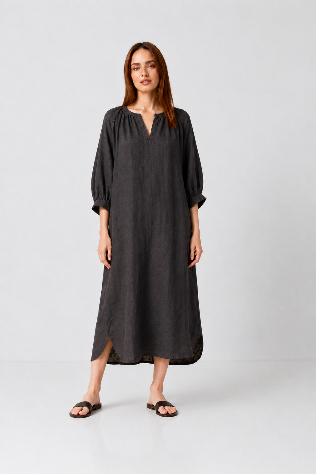 Incarca imaginea in galerie, Rochie midi oversized cu mâneci bufante și decolteu în V – Ciocolatiu