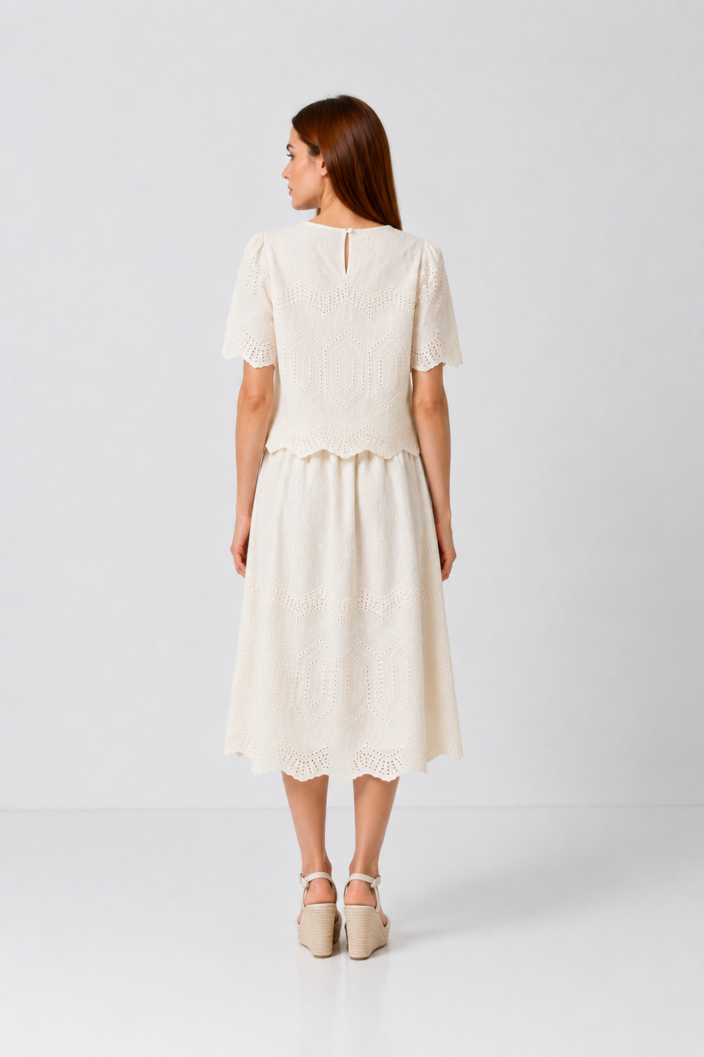 Load image into Gallery viewer, Ivory top made of natural silk with straps and lace