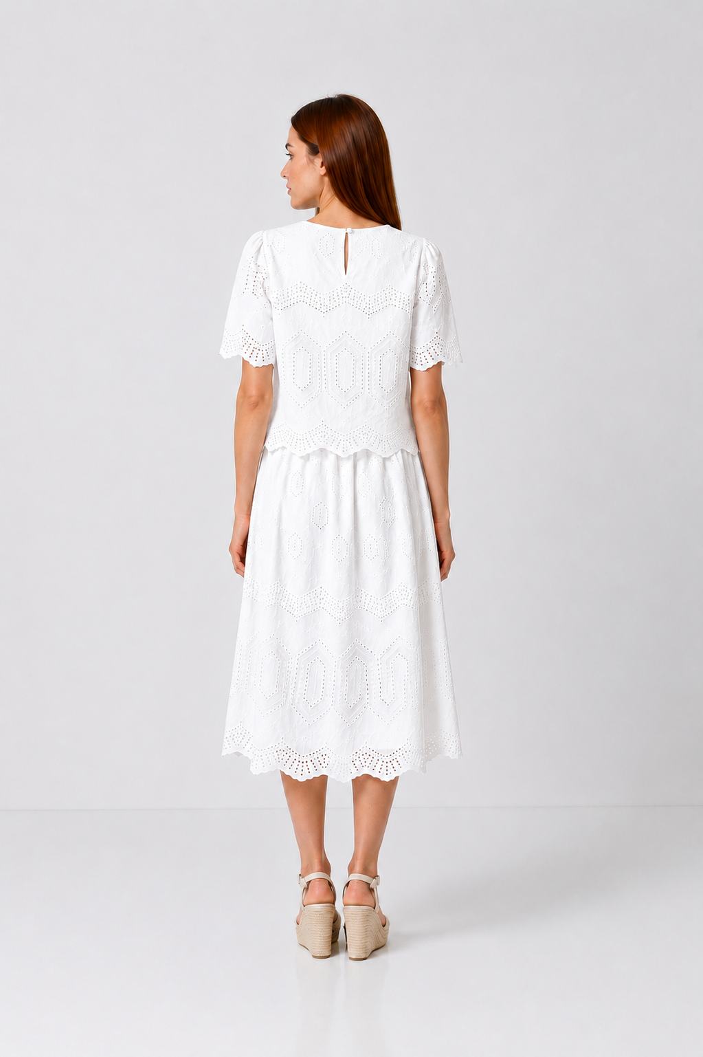 Load image into Gallery viewer, Ivory top made of natural silk with straps and lace