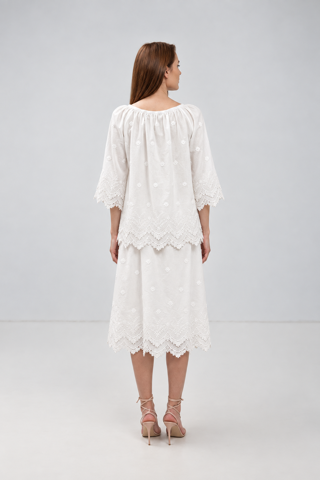 Load image into Gallery viewer, Ivory top made of natural silk with straps and lace
