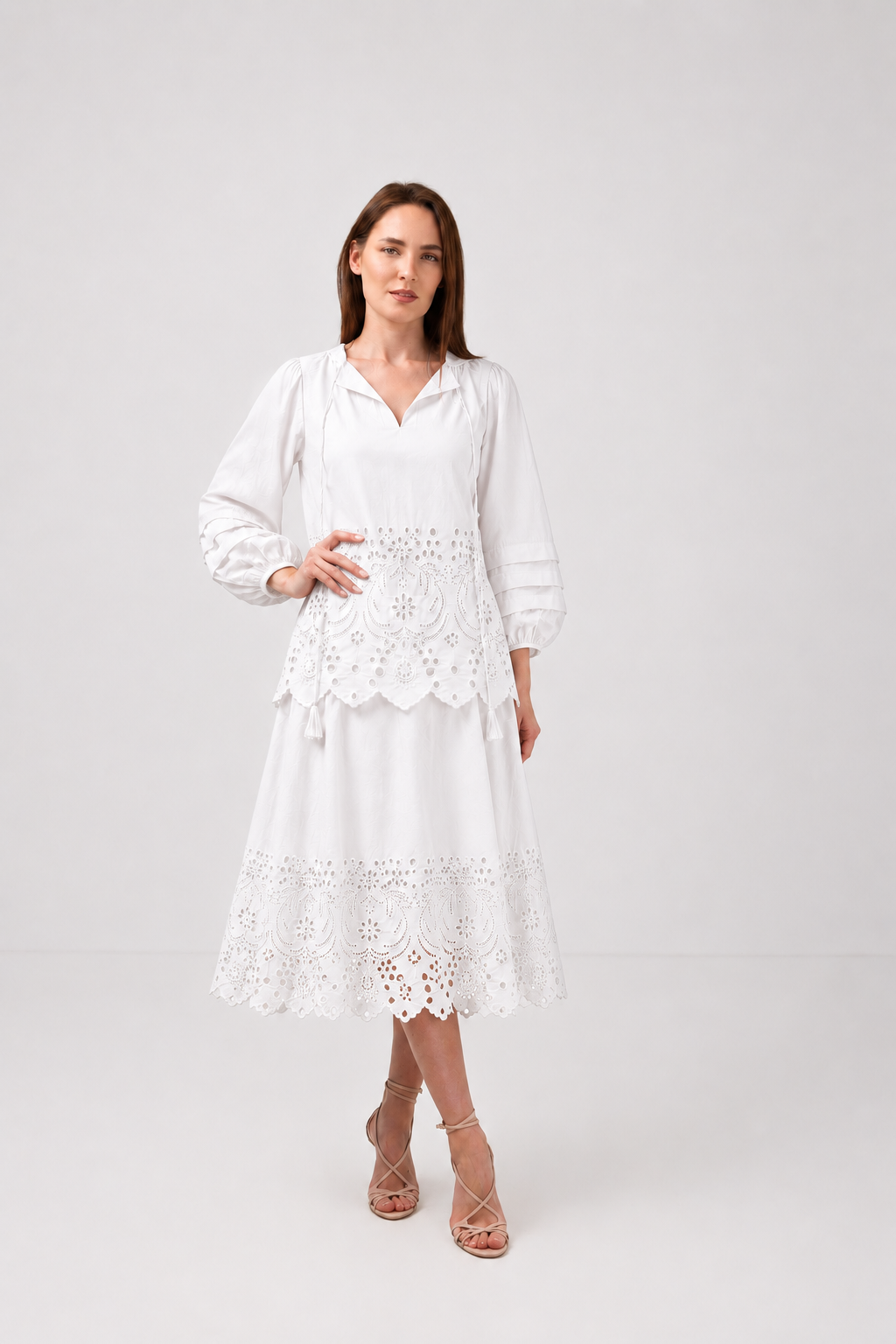 Load image into Gallery viewer, Ivory top made of natural silk with straps and lace