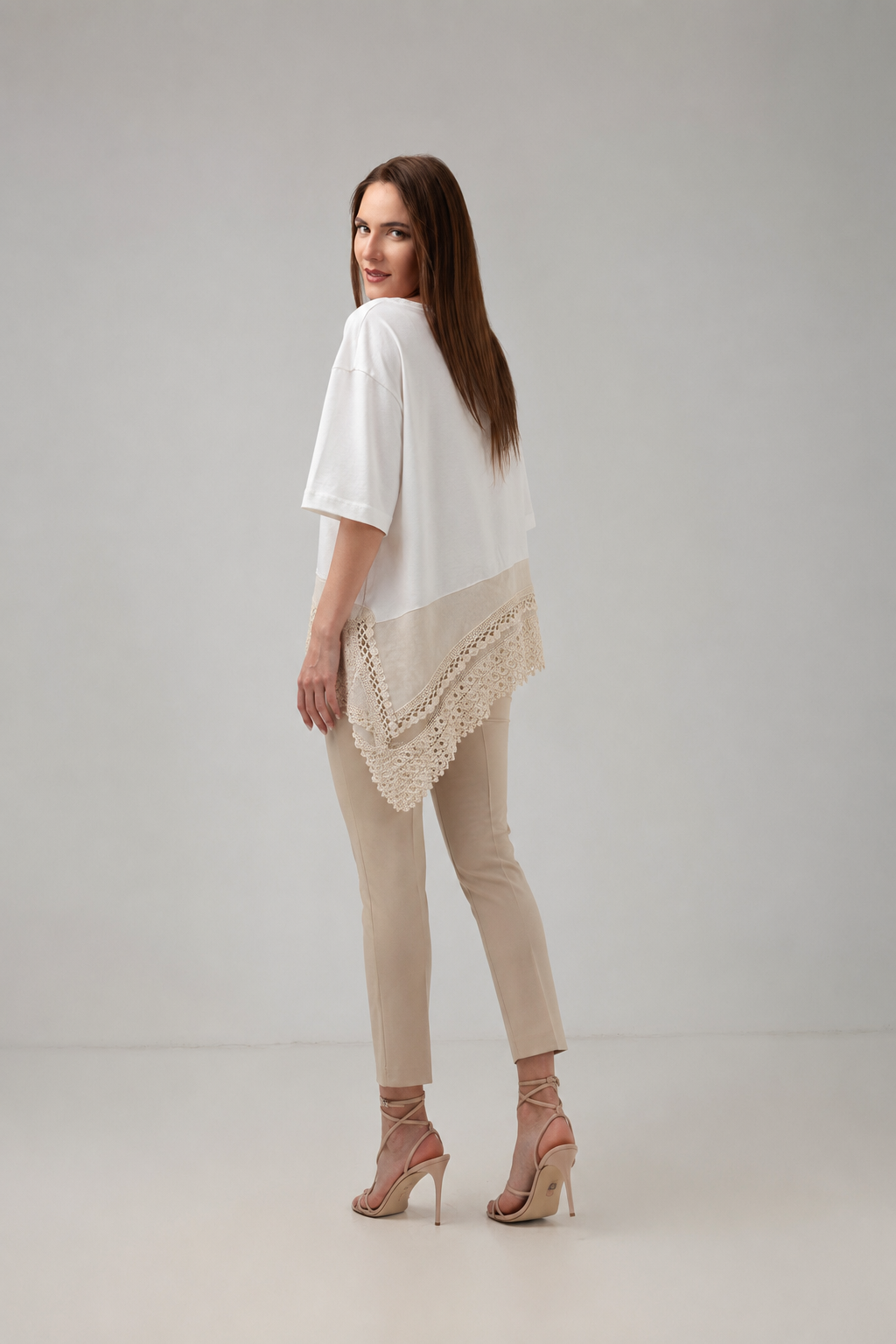 Load image into Gallery viewer, The blouse is made of viscose