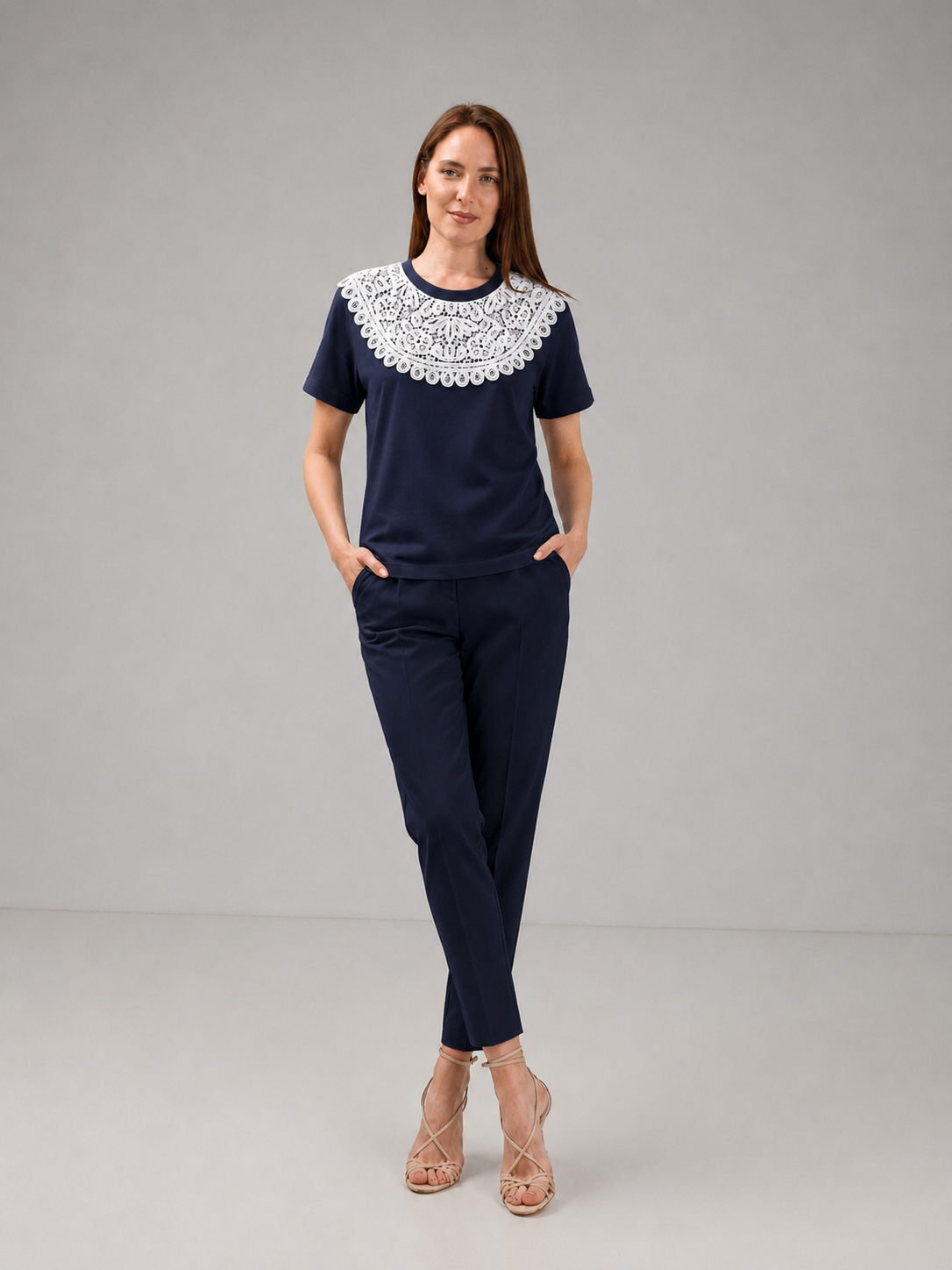 Incarca imaginea in galerie, Tricou bleumarin cu aplicație decorativă din dantelă – Bleumarin