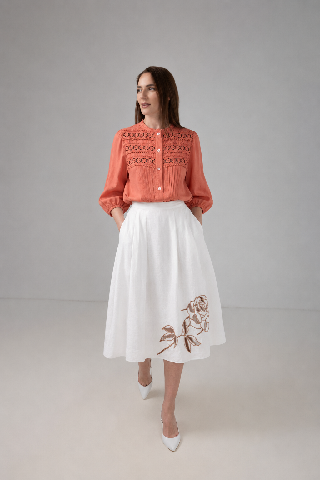 Incarca imaginea in galerie, Fustă Midi Albă cu Broderie Florală Decupată