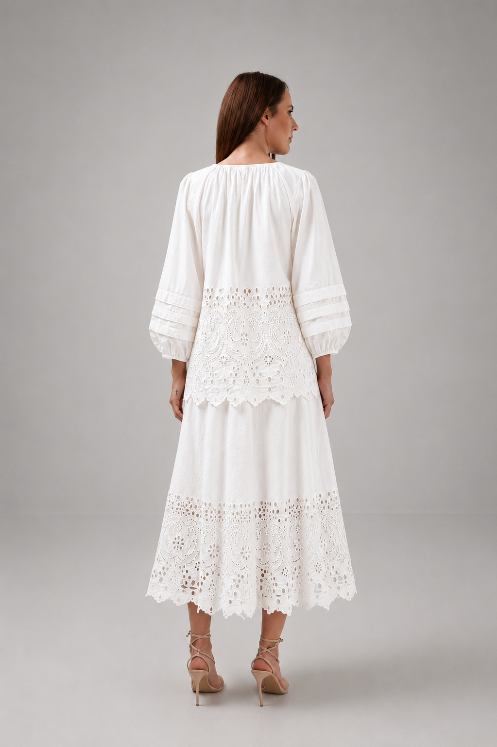 Load image into Gallery viewer, Ivory top made of natural silk with straps and lace
