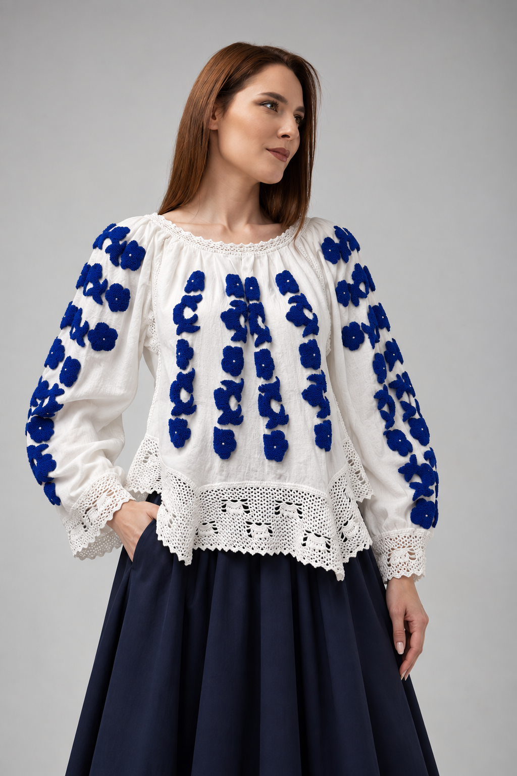Incarca imaginea in galerie, Bluză Albă Tip Ie din Pânză Topită cu Croșet din Bumbac și Aplicații Florale Albastre
