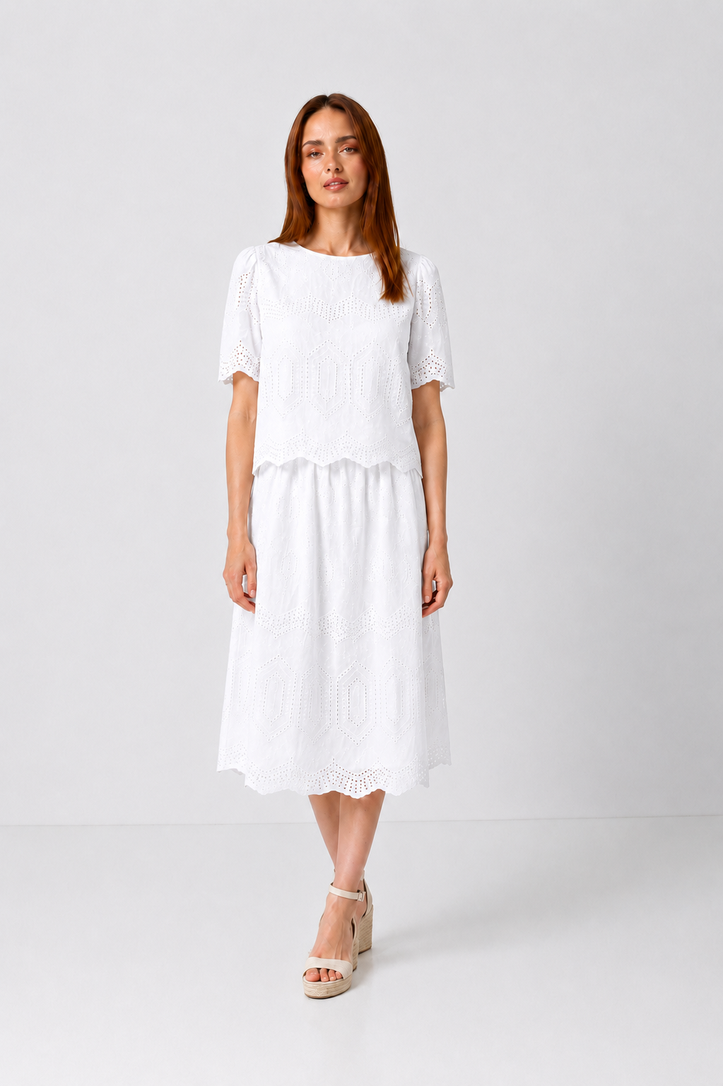 Load image into Gallery viewer, Ivory top made of natural silk with straps and lace