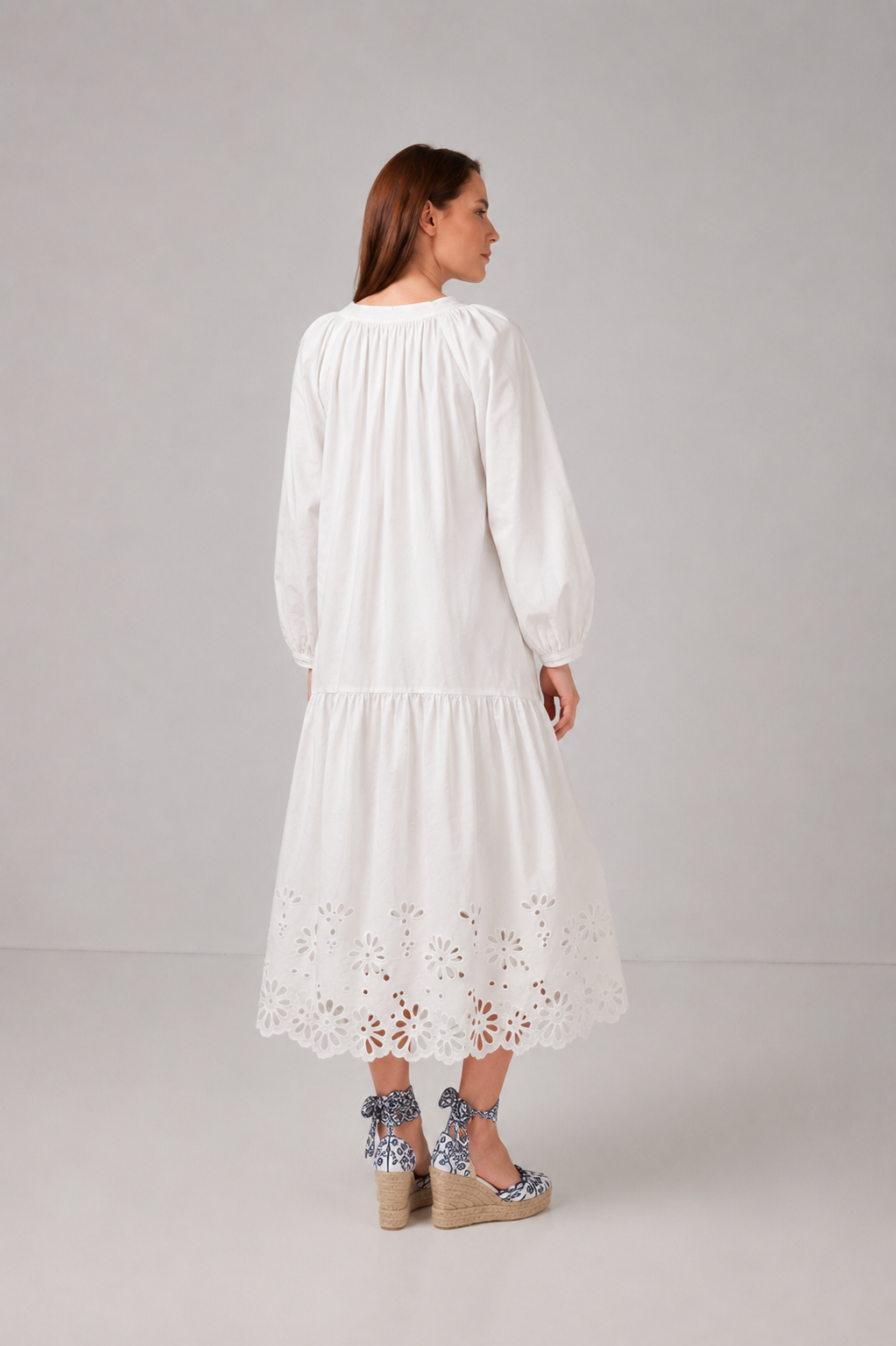 Incarca imaginea in galerie, Rochie amplă din bumbac cu broderie spartă – Alb