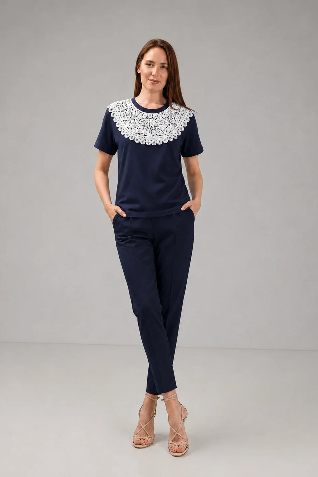Incarca imaginea in galerie, Tricou bleumarin cu aplicație decorativă din dantelă – Bleumarin
