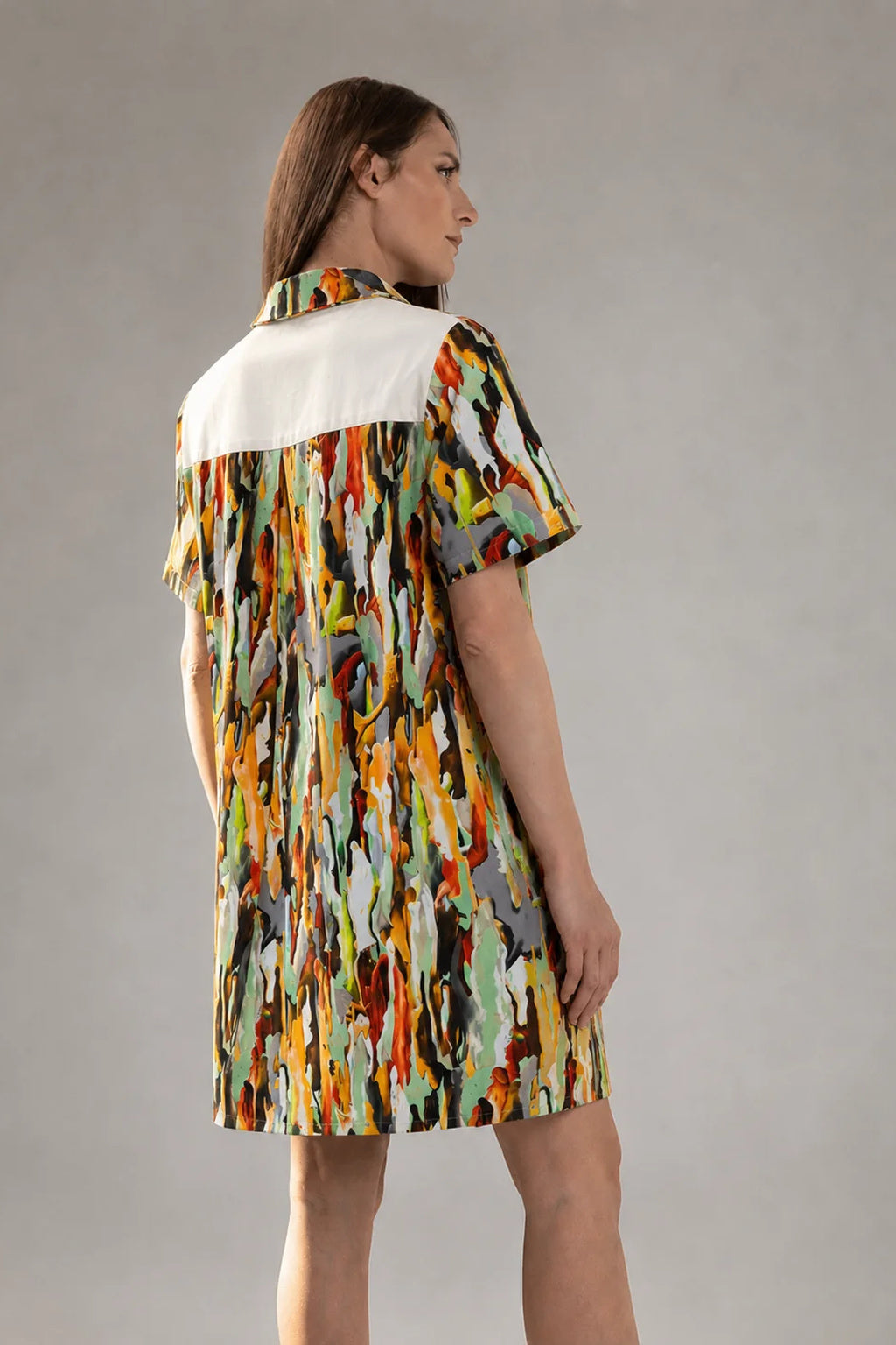 Incarca imaginea in galerie, Rochie Scurtă Tip Cămașă cu Print Abstract Multicolor și Panou Alb la Spate