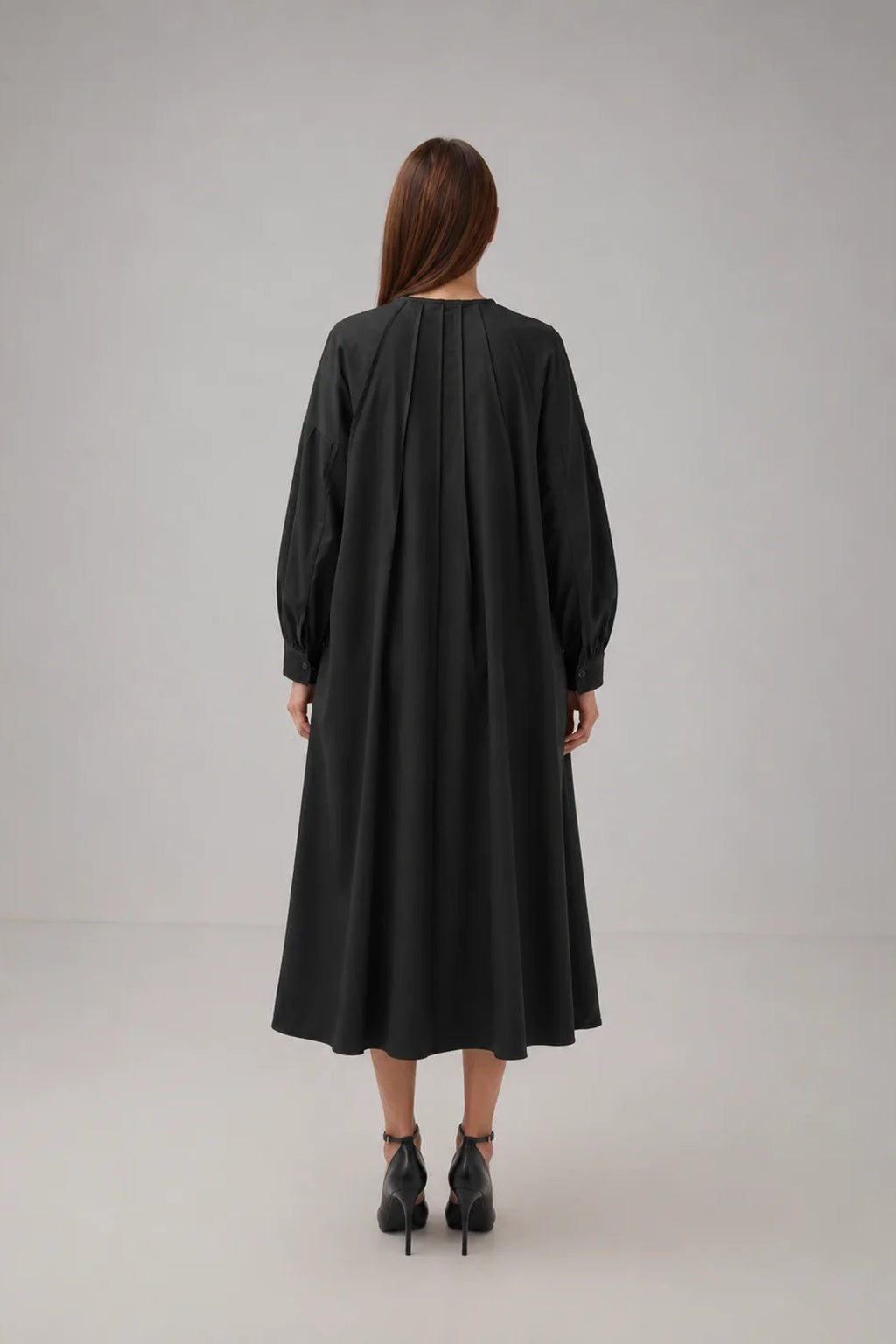 Incarca imaginea in galerie, Rochie Neagră Oversized cu Pliuri și Fermoar Ascuns