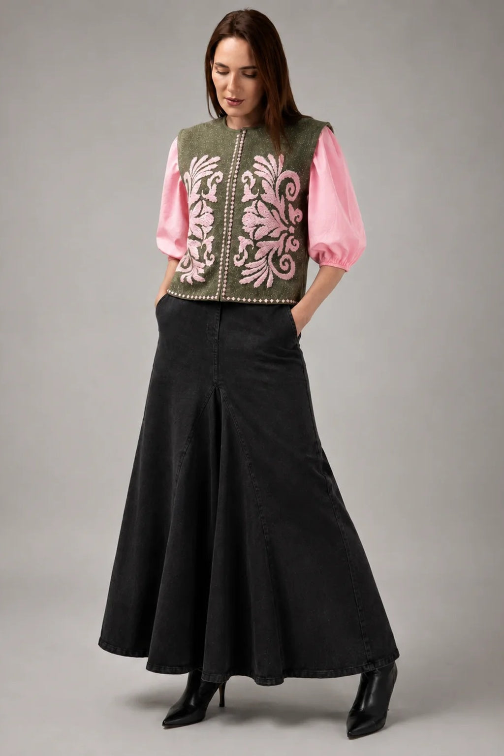 Load image into Gallery viewer, Dark green cotton shirt dress with macrame applications
