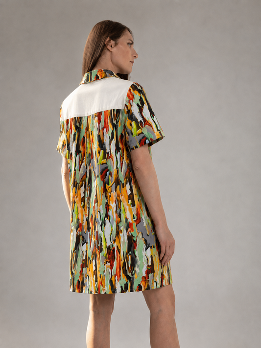 Rochie Scurtă Tip Cămașă cu Print Abstract Multicolor și Panou Alb la Spate