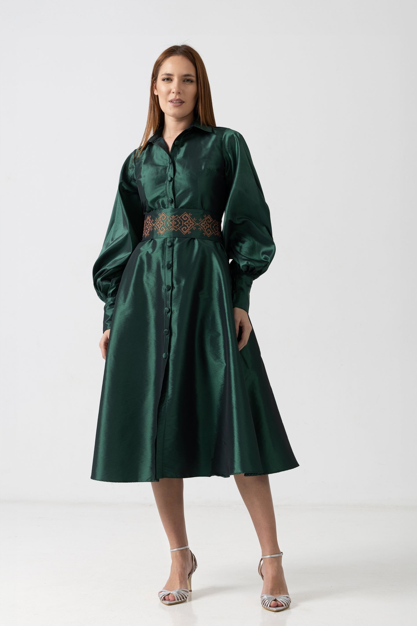 Rochie din tafta verde închis cu brâu brodat