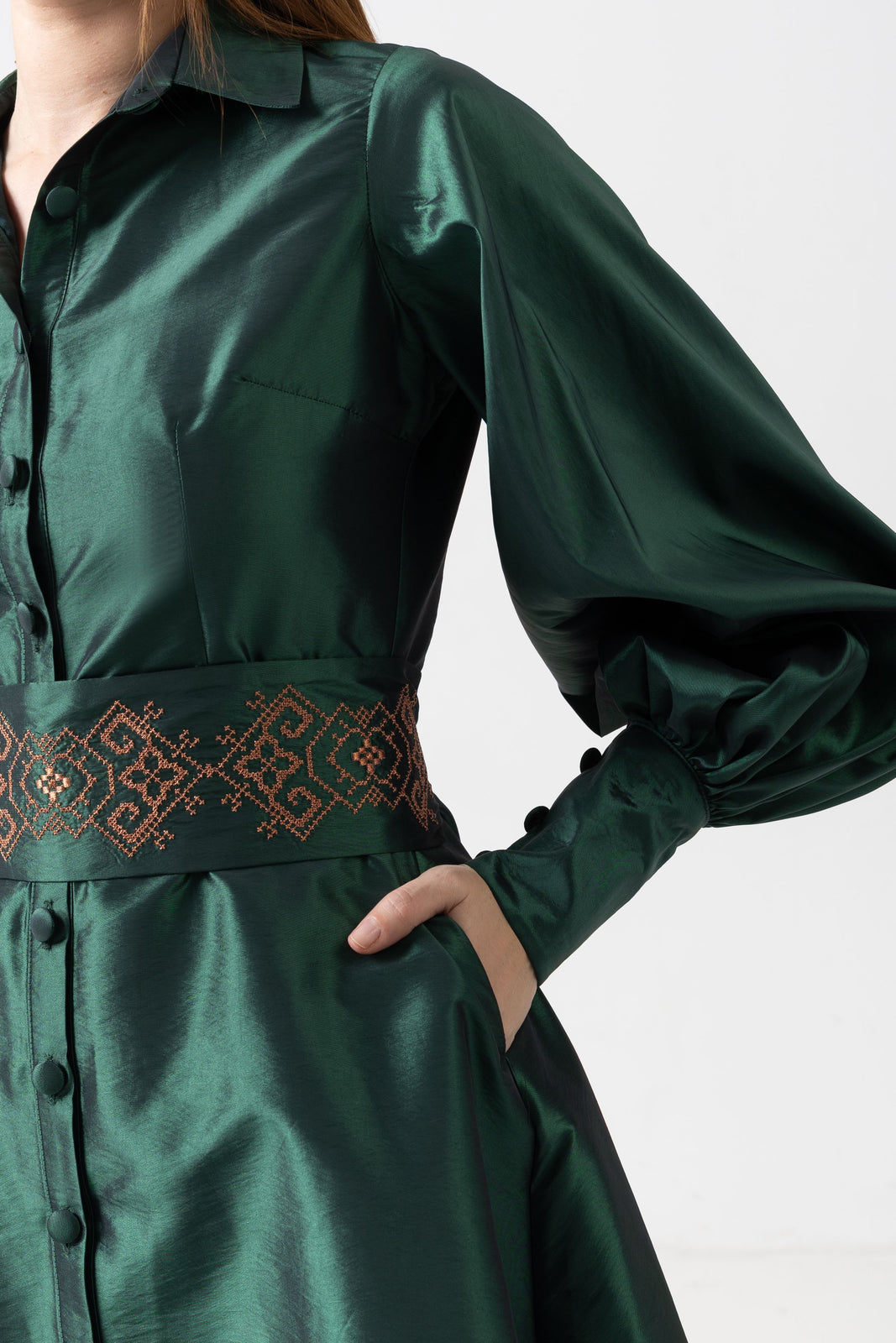 Incarca imaginea in galerie, Rochie din tafta verde închis cu brâu brodat