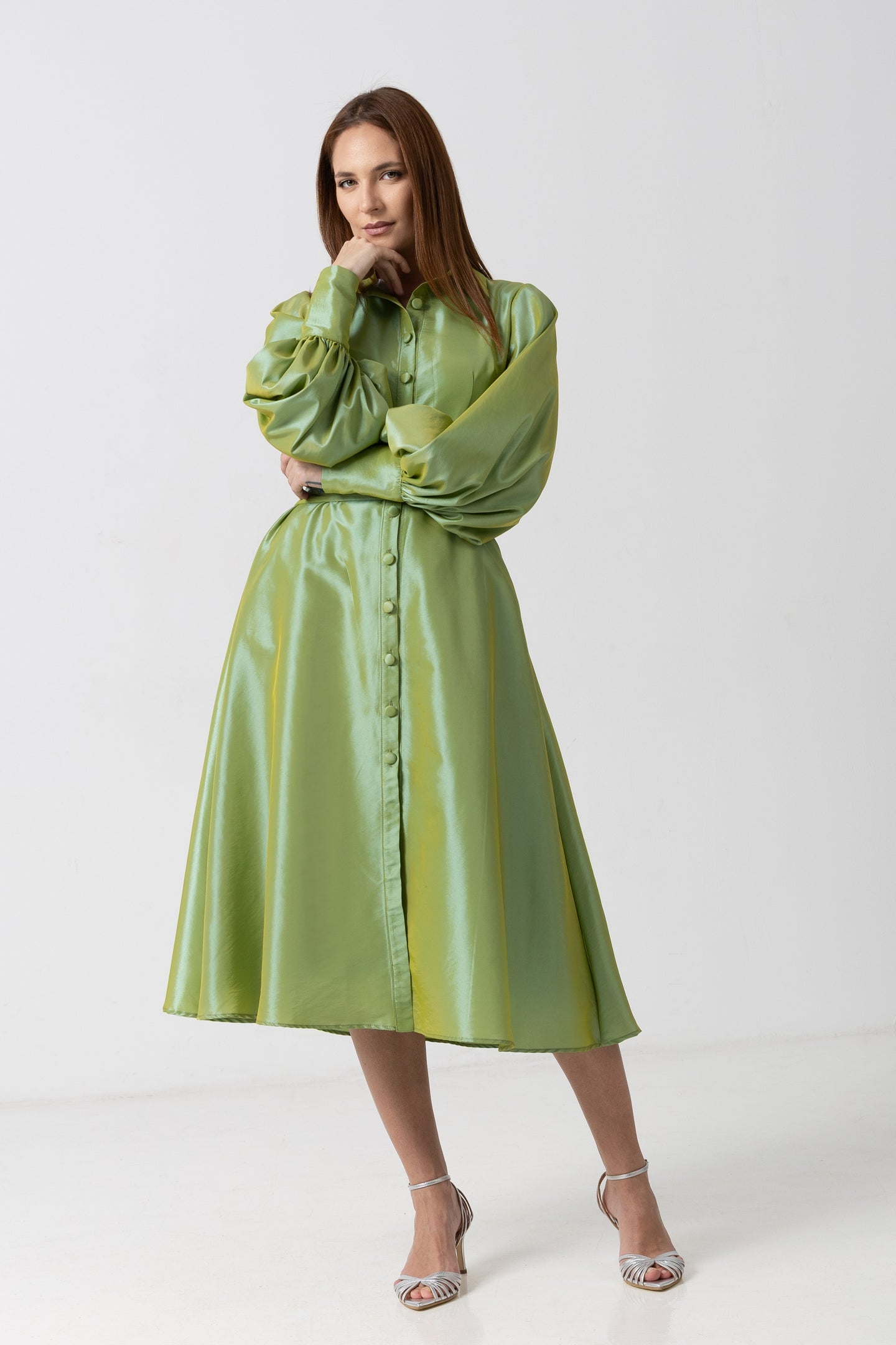 Rochie din tafta verde cu brâu brodat