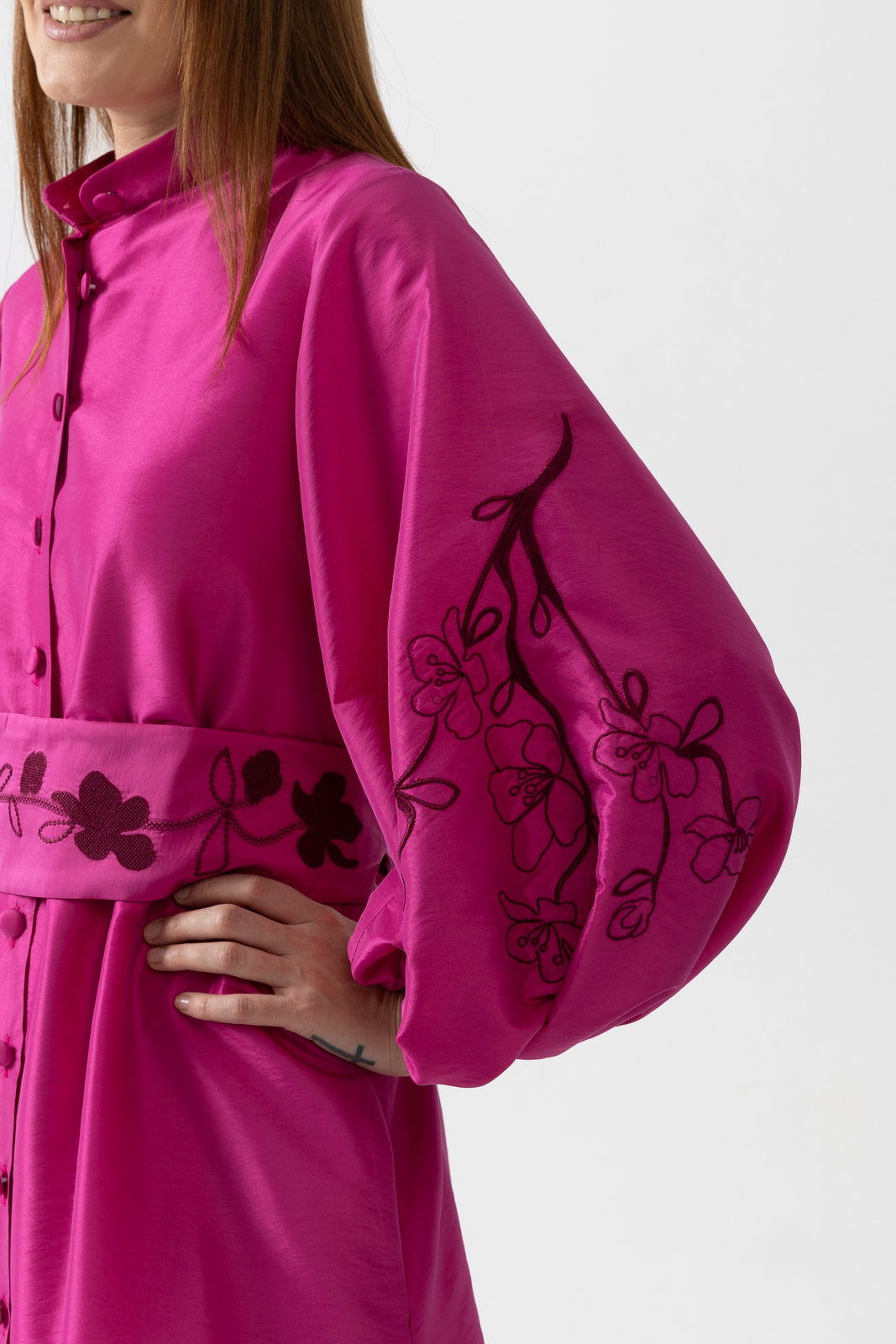 Incarca imaginea in galerie, Rochie asimetrică din tafta fucsia cu brâu brodat