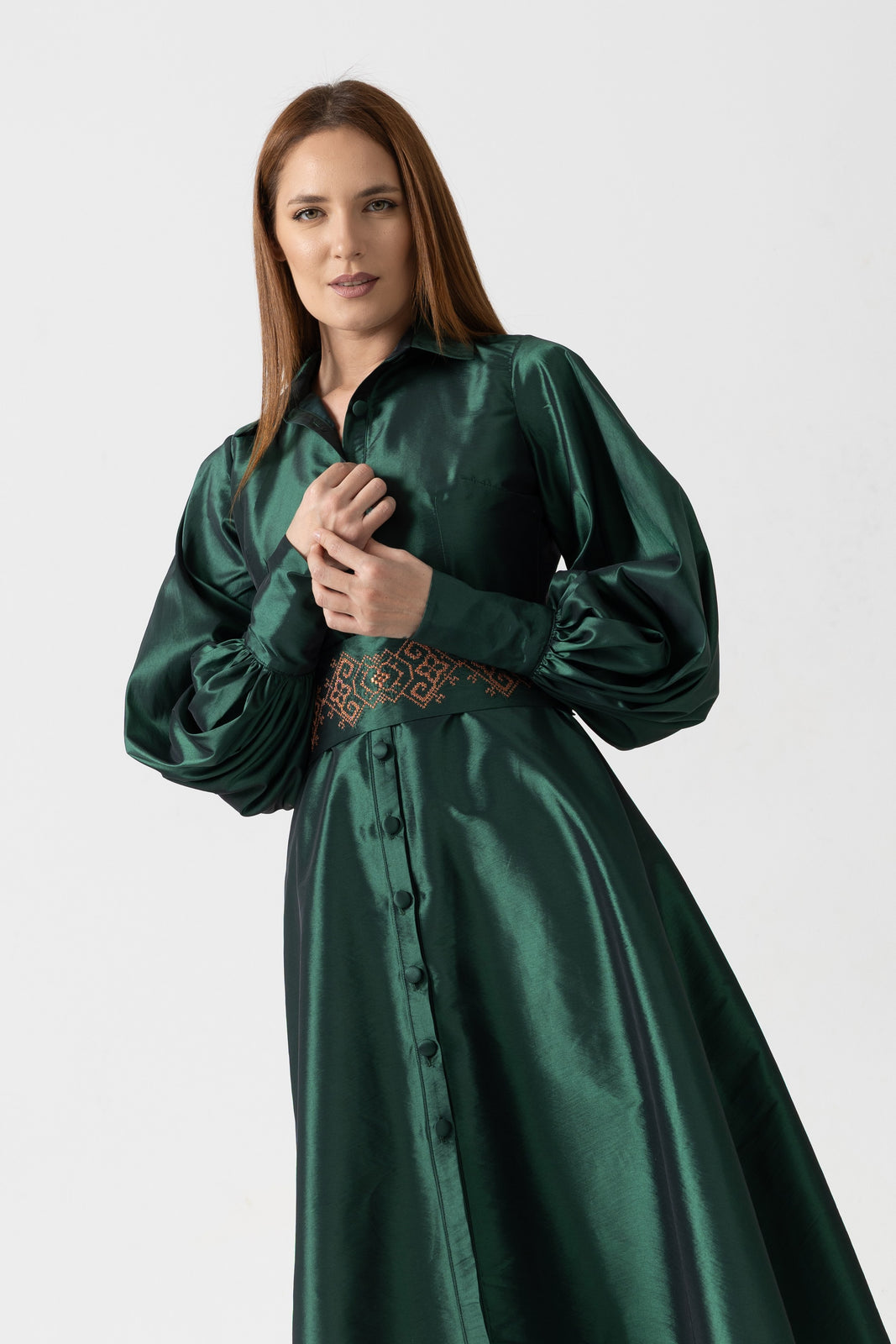 Incarca imaginea in galerie, Rochie din tafta verde închis cu brâu brodat