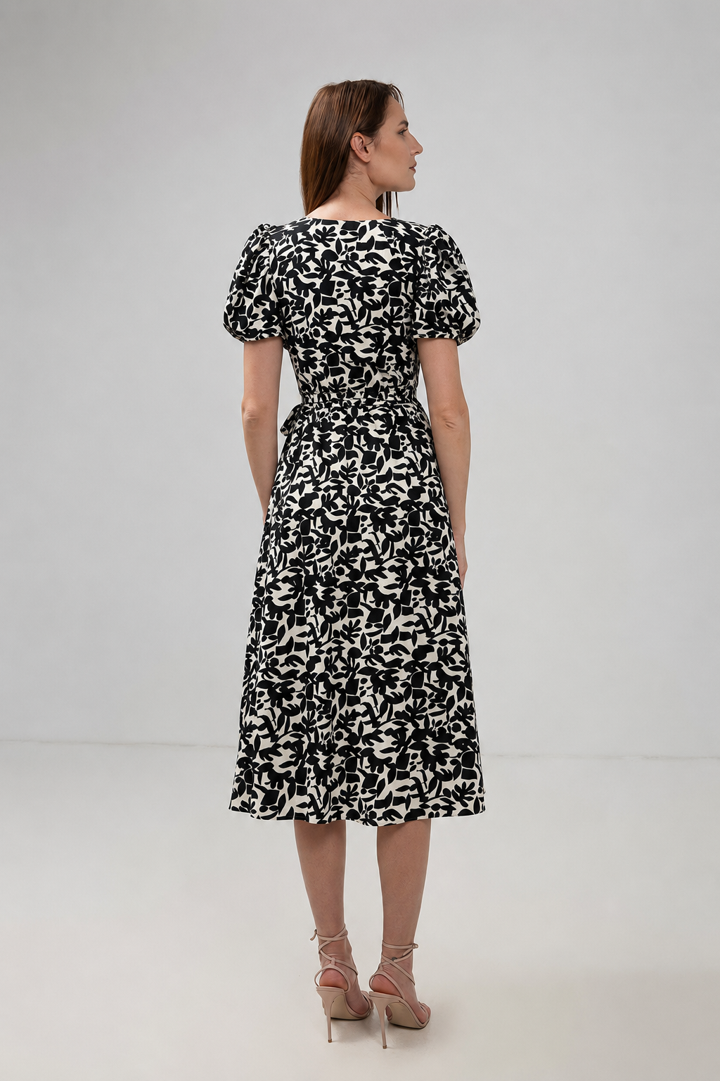 Incarca imaginea in galerie, Rochie Midi Alb-Negru cu Imprimeu Floral și Mâneci Bufante