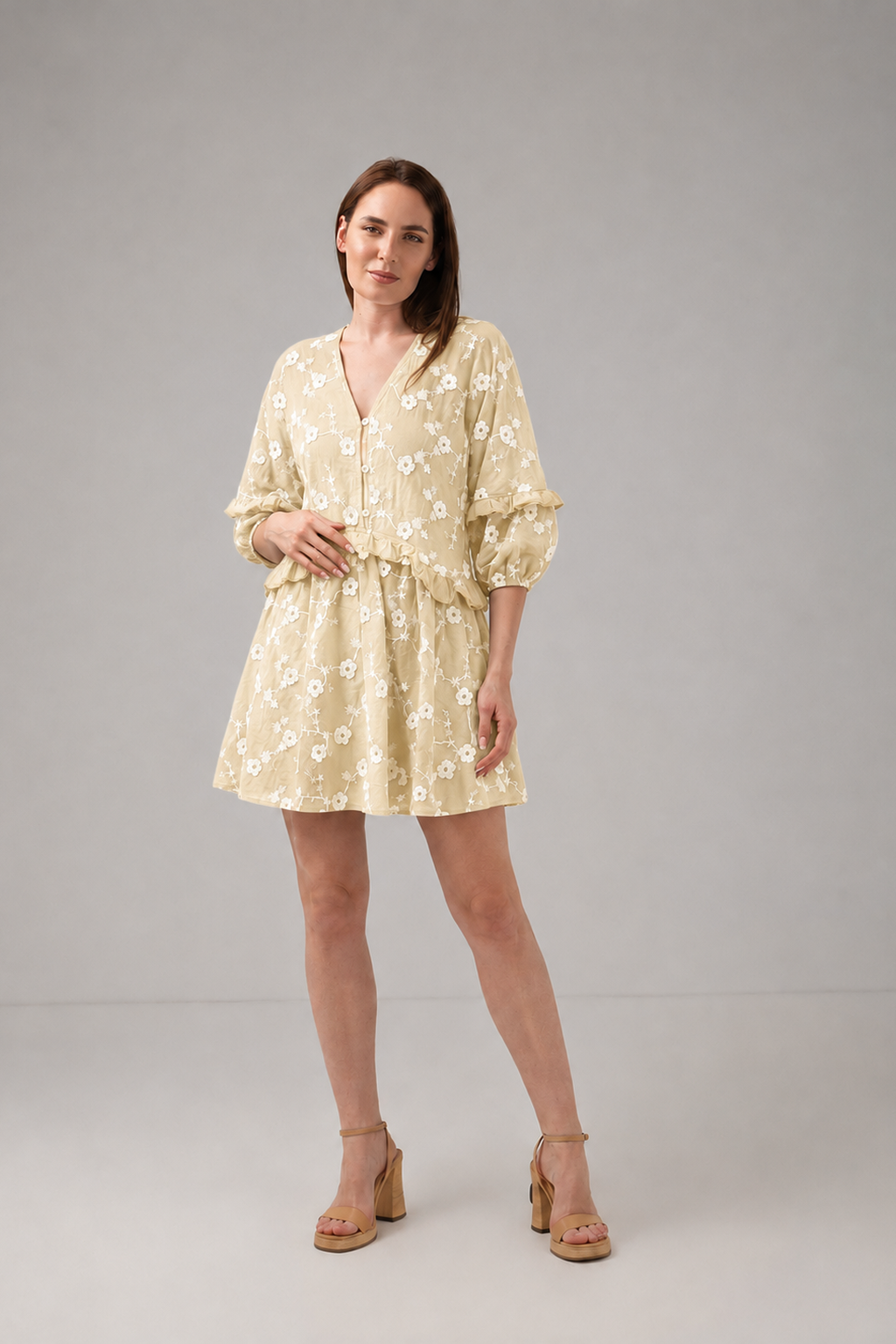 Load image into Gallery viewer, Rochie Scurtă Galben Pal cu Broderie Florală și Volane