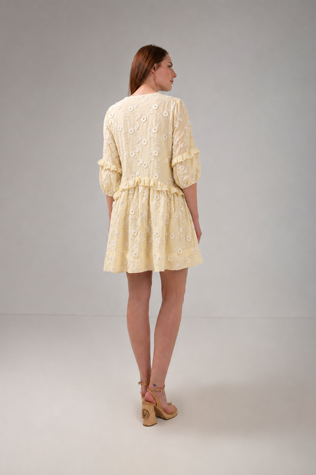 Load image into Gallery viewer, Rochie Scurtă Galben Pal cu Broderie Florală și Volane