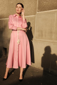 Rochie camasa din bumbac satinat roz pudra cu aplicatii macrame