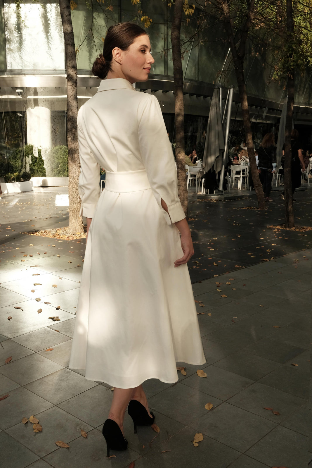 Incarca imaginea in galerie, Rochie camasa din bumbac satinat alb cu aplicatii macrame