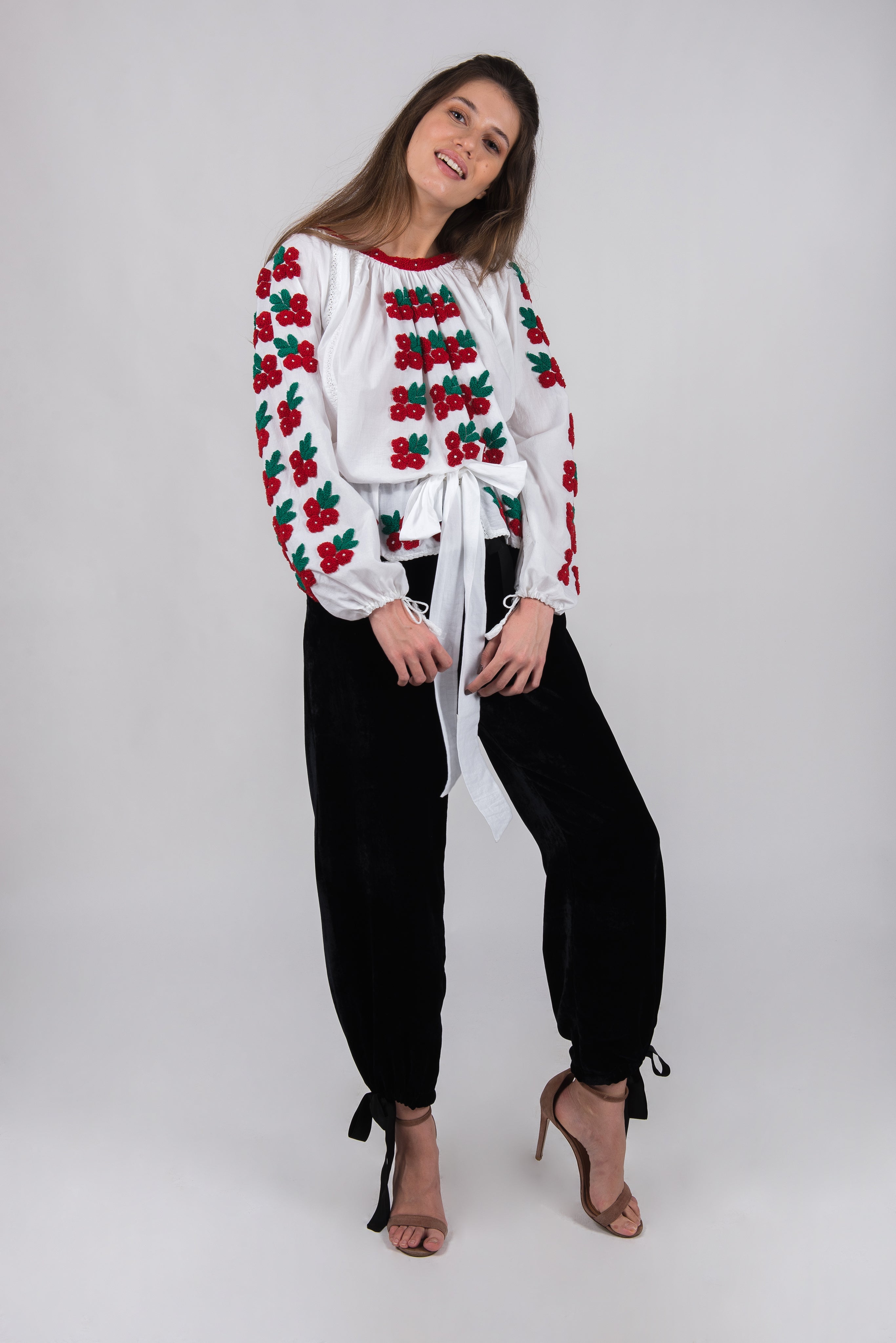 Bluza tip ie cusuta manual in gherghef pe panza topita
