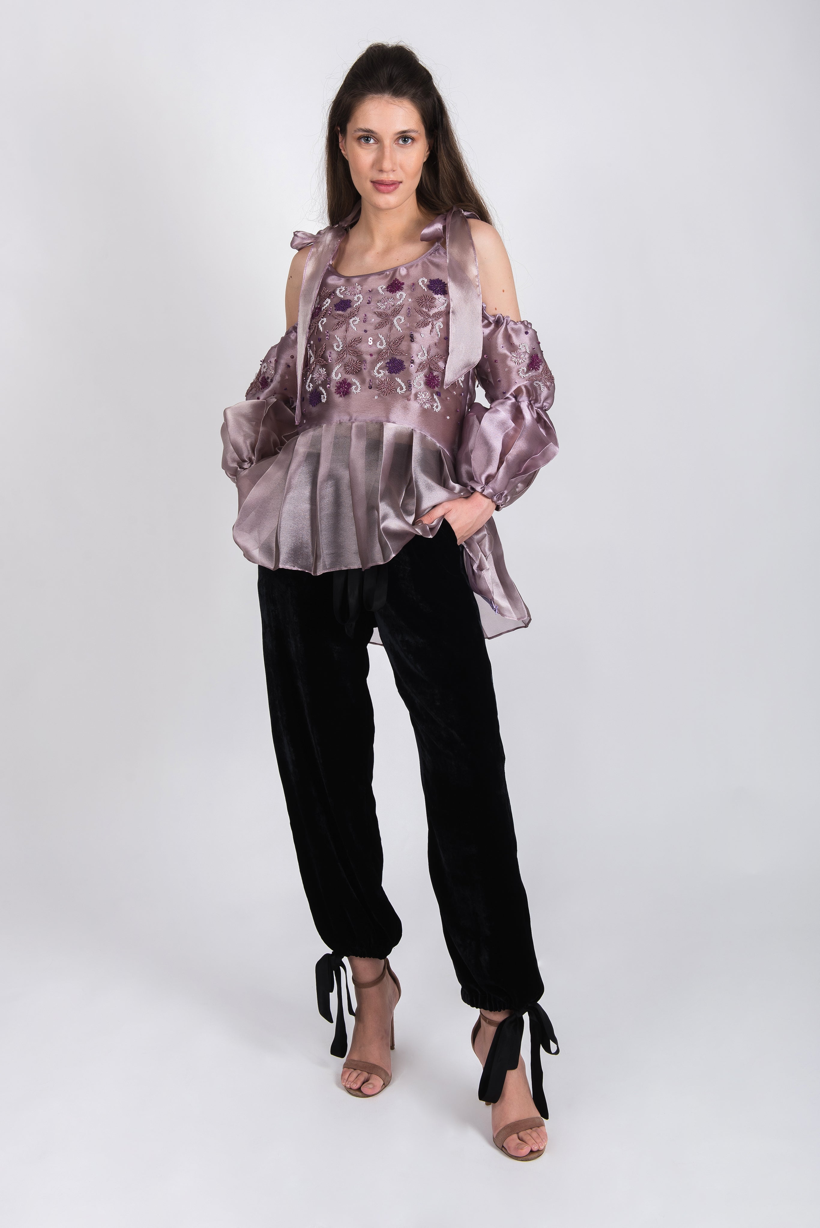 Bluza tip ie cusuta manual cu margele pe organza
