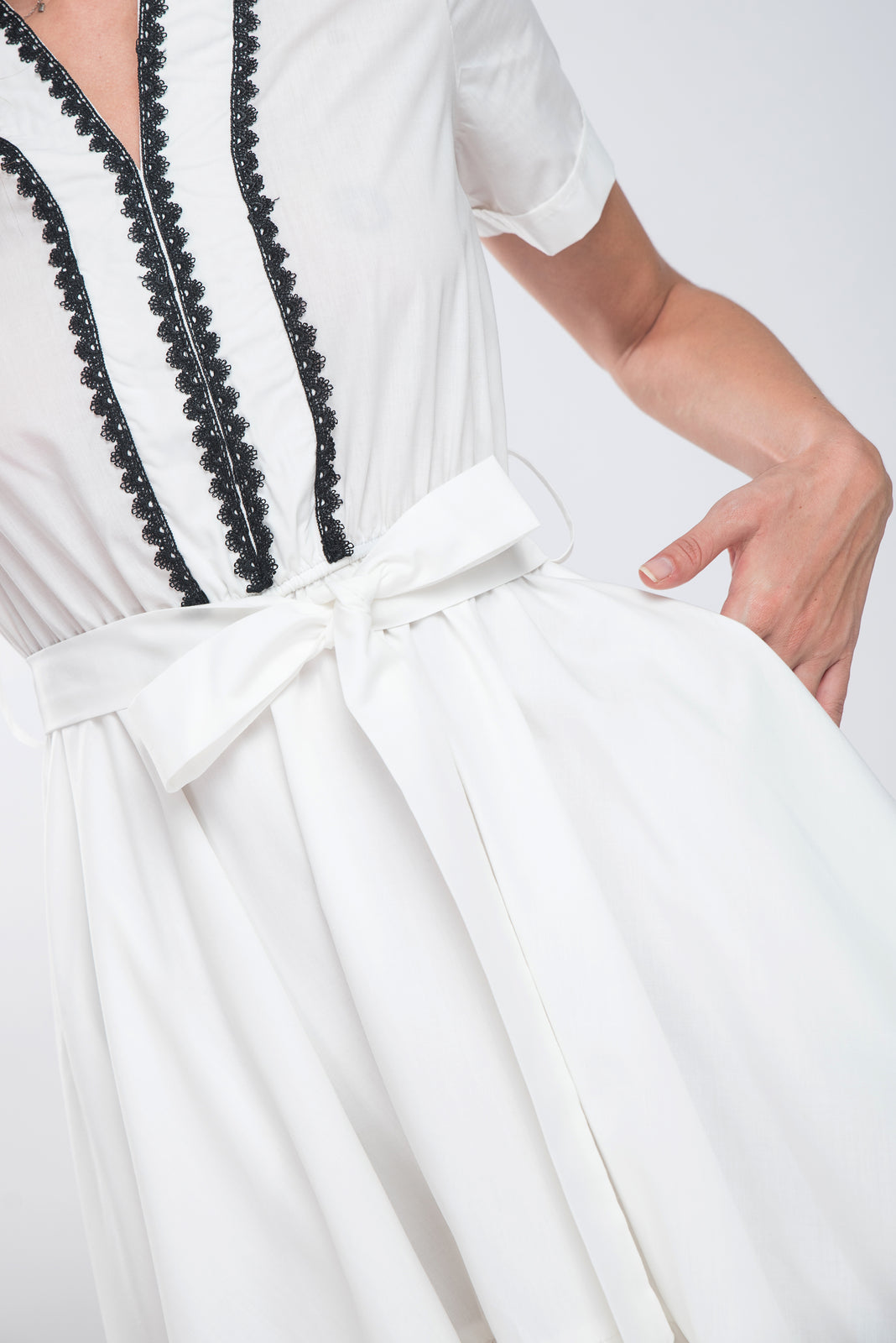 Load image into Gallery viewer, Asymmetric white cotton dress with black macrame appliqués