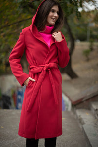 Palton cu gluga din stofa rosie
