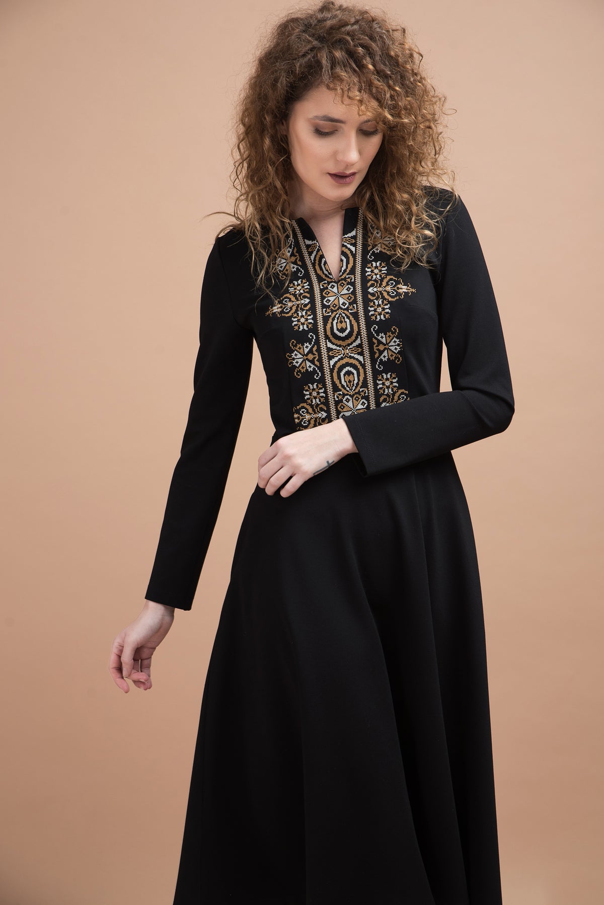 Rochie din jerse cu bustul brodat