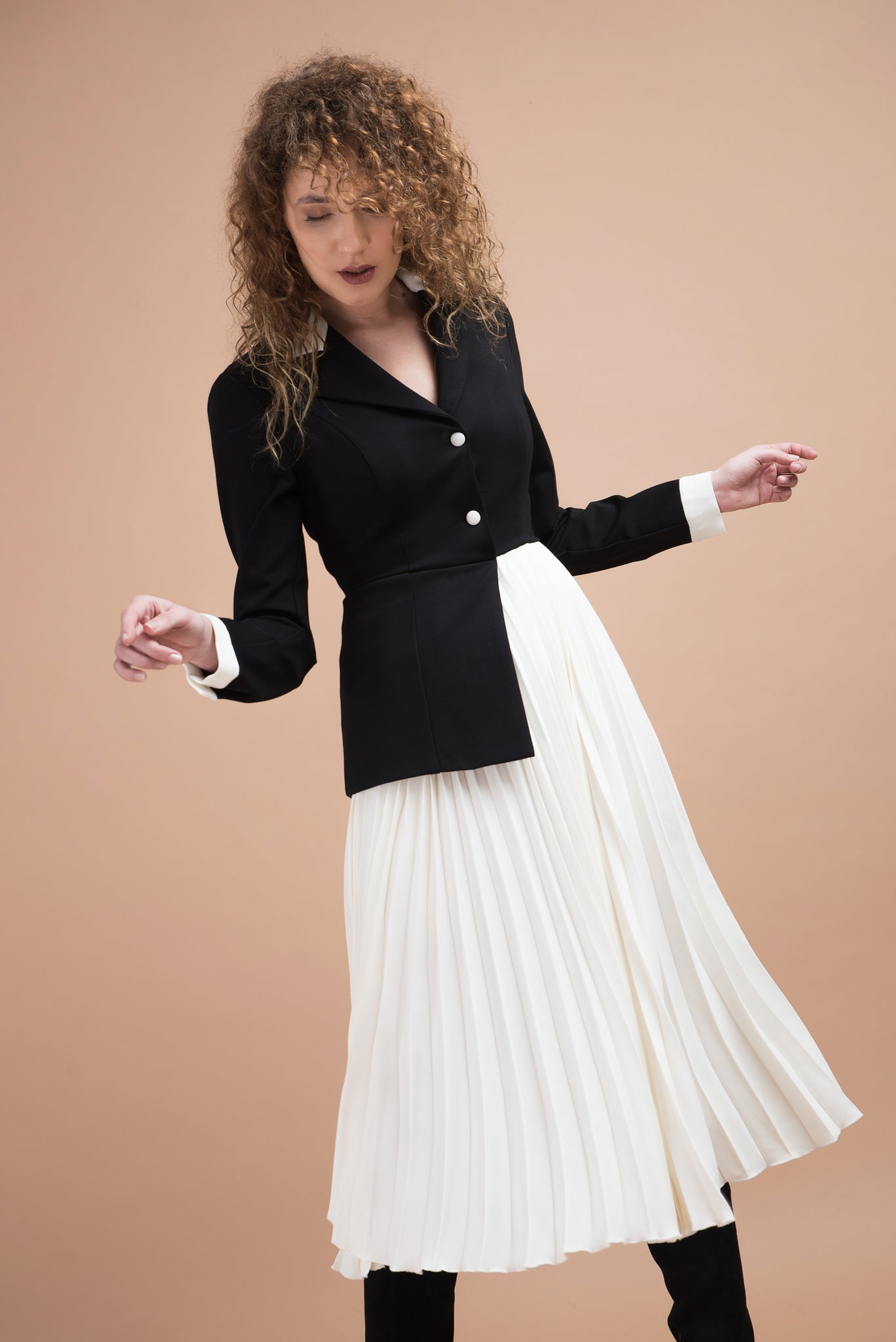 Rochie din jerse negru si fusta plisata alba