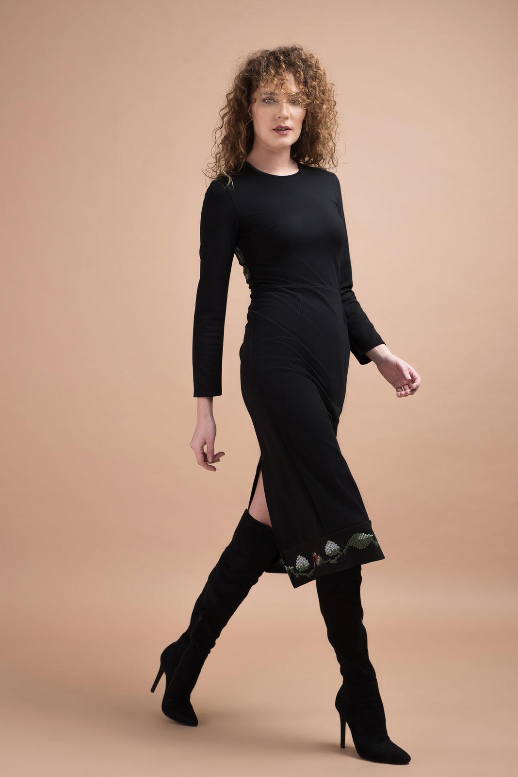Incarca imaginea in galerie, Rochie pe langa corp din jerse cu spate brodat