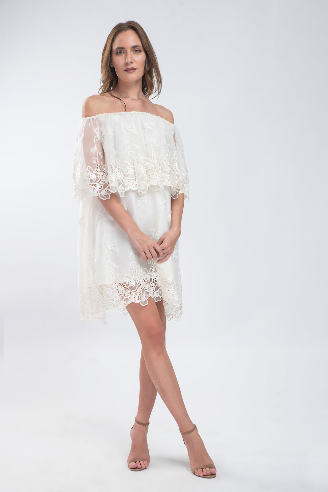 Incarca imaginea in galerie, Rochie scurta din organza ivoire cu umeri decupati