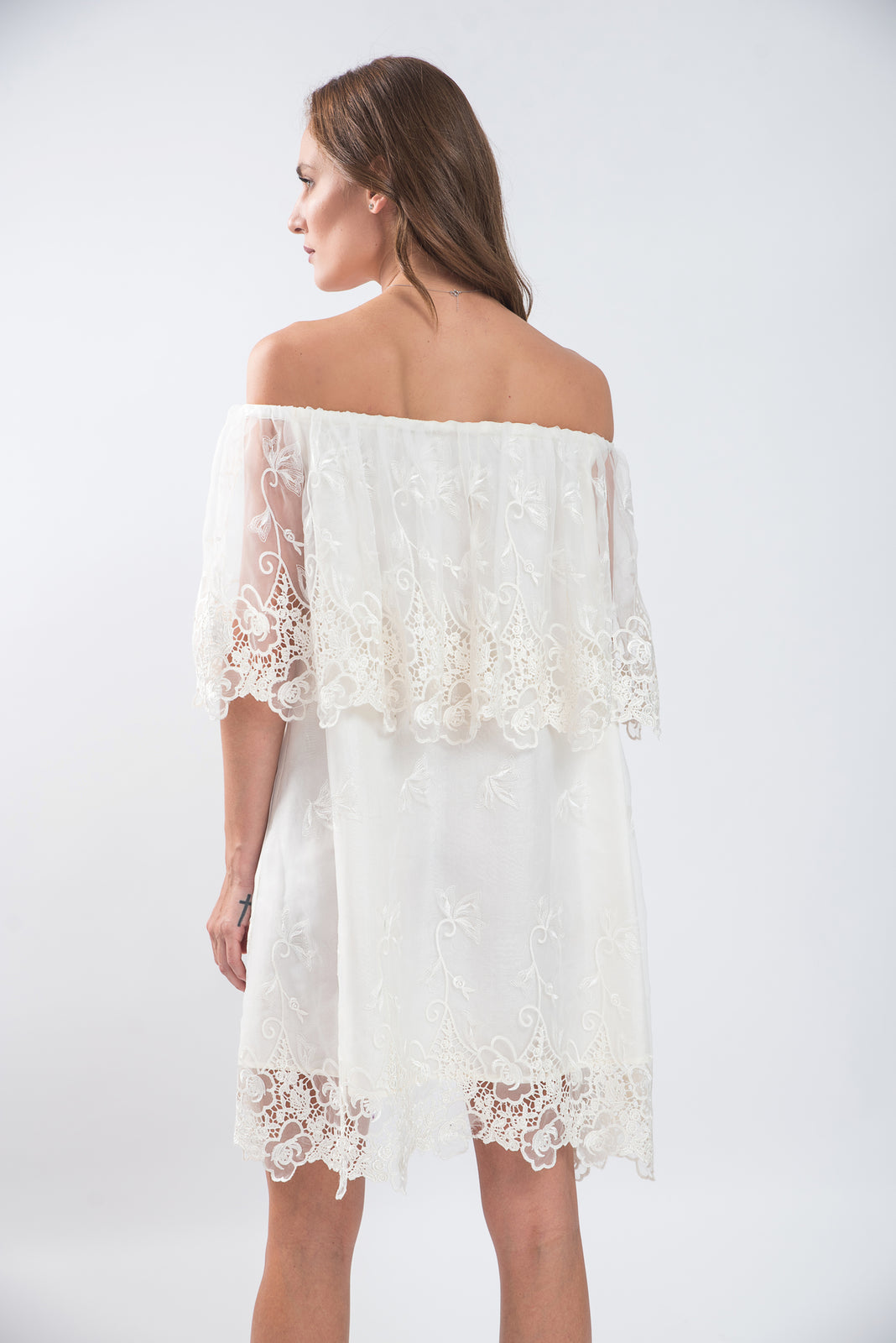 Incarca imaginea in galerie, Rochie scurta din organza ivoire cu umeri decupati