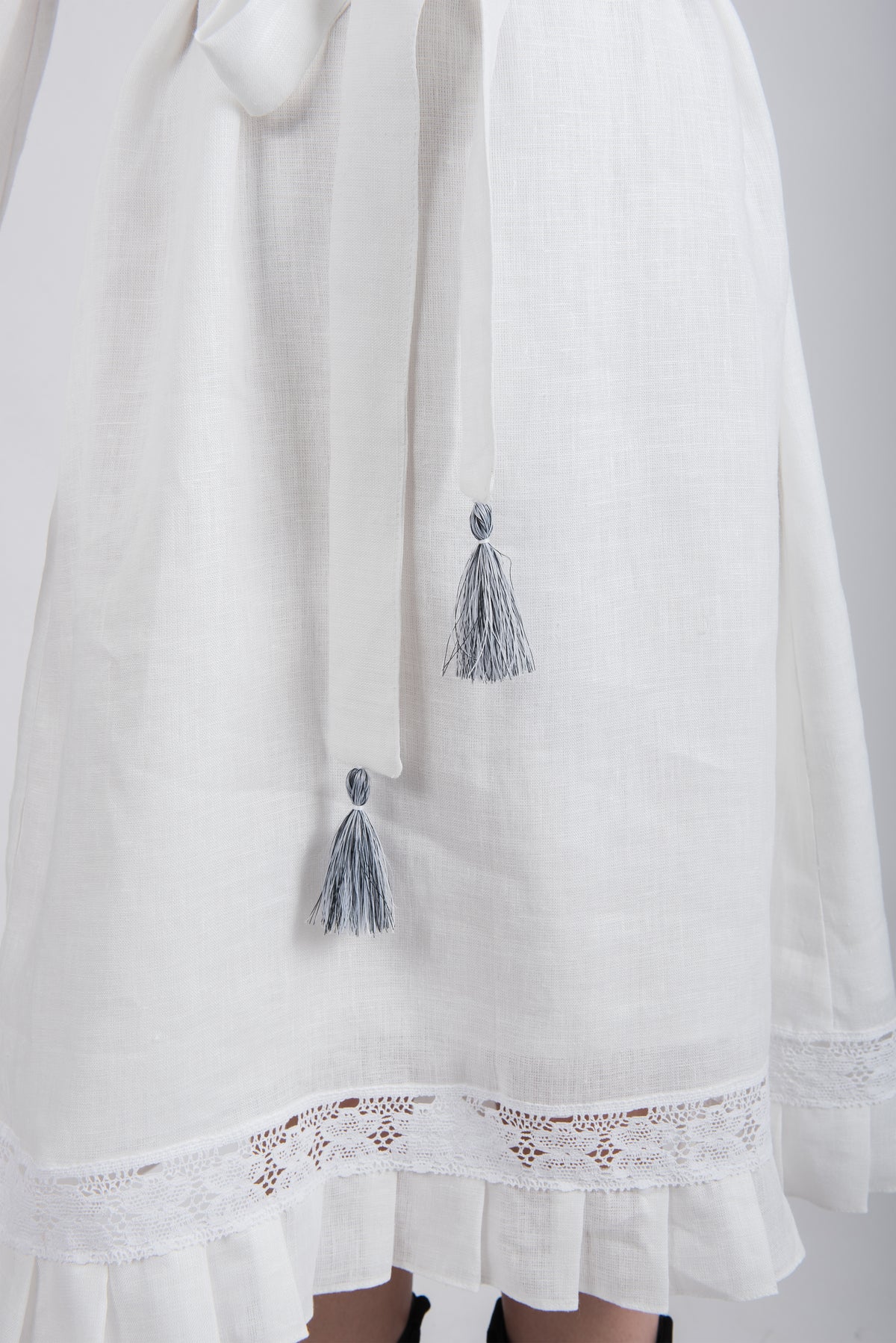 Rochie tip ie din in alb cu broderie computerizata